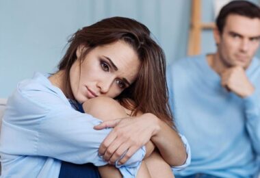 Mujer triste por ser la segunda opción en su relación de pareja