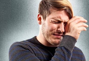 Hombre que sufre dependencia afectiva en su relación de pareja