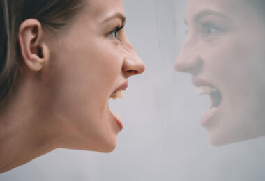 Mujer teniendo un diálogo interior negativo