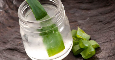 Gel de aloe vera relacionado con el tratamiento natural para la colitis ulcerosa