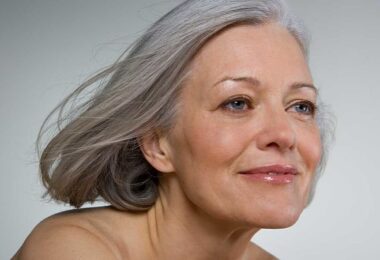 Mujer mayor de 50 años que come ciruelas para prevenir la osteoporosis