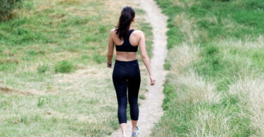 Mujer caminando en una pendiente para fortalecer sus huesos