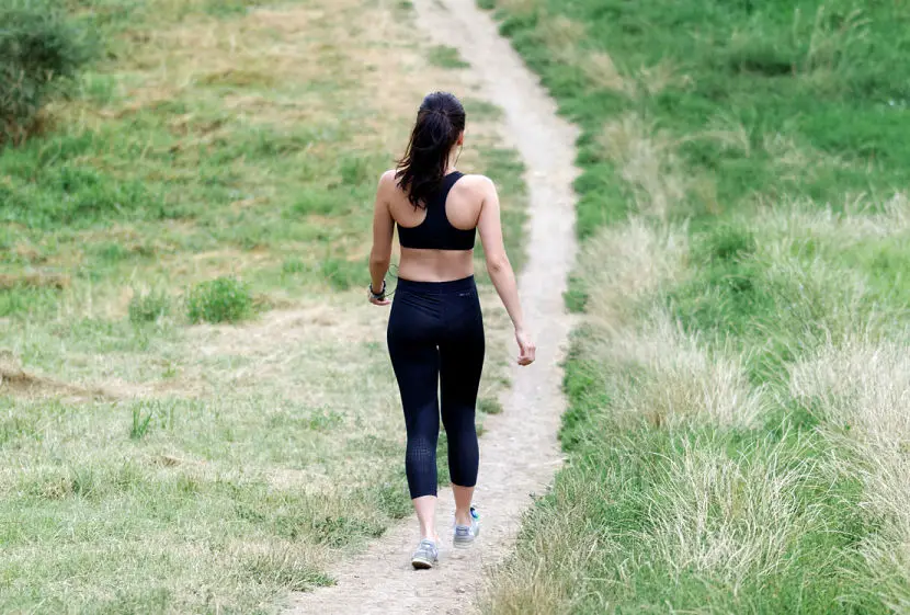 Mujer caminando en una pendiente para fortalecer sus huesos