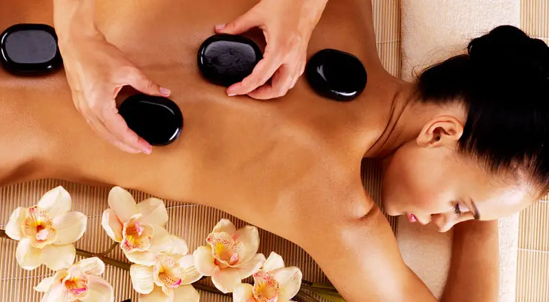 Piedras calientes y sus beneficios en el masaje terapéutico