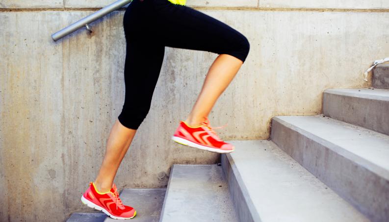 Mujer subiendo la escalera para trabajar las piernas