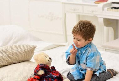 Niño jugando con su amigo imaginario