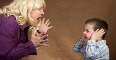 Madre gritando a su hijo