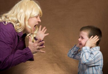 Madre gritando a su hijo