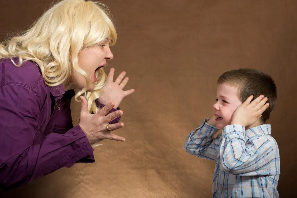 Madre gritando a su hijo