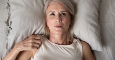 Mujer menopáusica con insomnio
