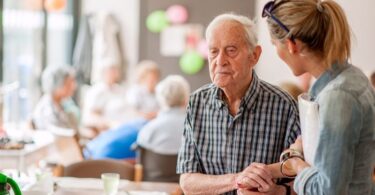 cómo cuidar a un anciano que padece demencia