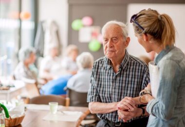 cómo cuidar a un anciano que padece demencia