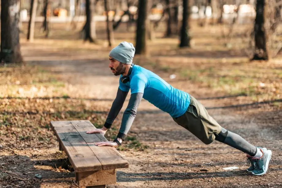 Ejercicio de flexiones para hacer en el parque