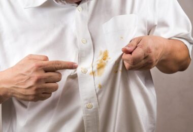 Cómo eliminar una mancha de aceite de la ropa