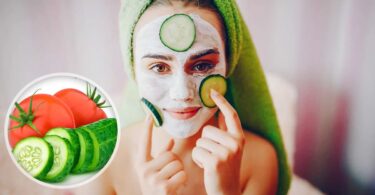 Mujer usando mascarillas para aclarar las ojeras