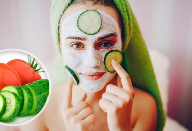 Mujer usando mascarillas para aclarar las ojeras