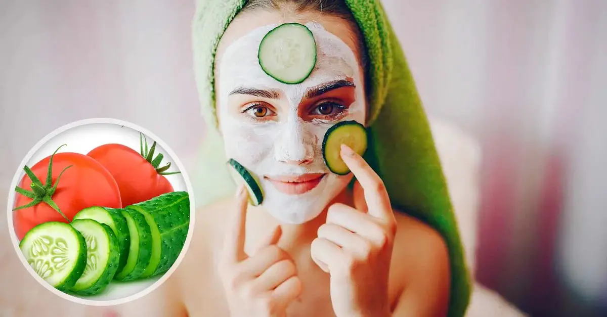 Mujer usando mascarillas para aclarar las ojeras