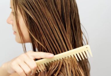 Mujer que usa una mascarilla casera para alisar su cabello