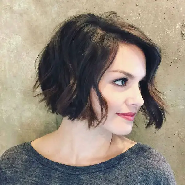 Mujer con un corte de pelo estilo bob
