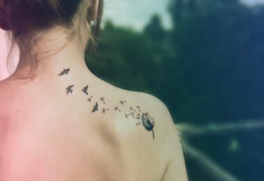 Mujer con un tatuaje en la espalda