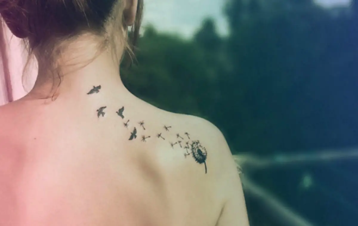 Mujer con un tatuaje en la espalda