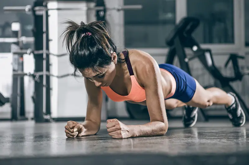 Mujer realizando plank