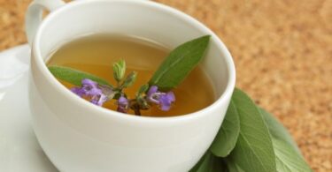 Infusión de hojas de salvia para conseguir un vientre plano