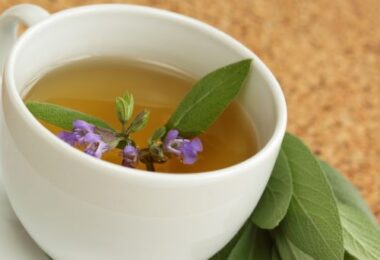 Infusión de hojas de salvia para conseguir un vientre plano