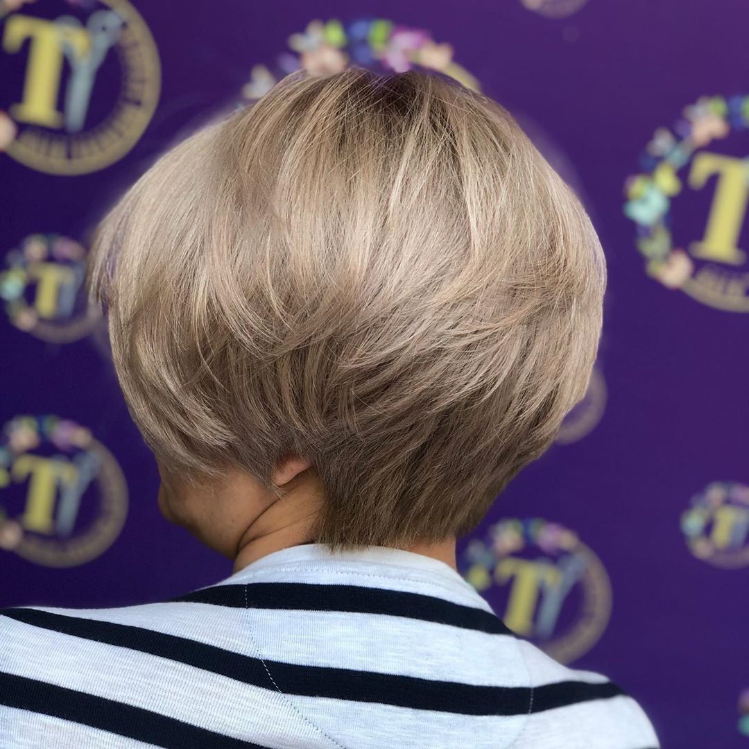 Mujer mayor con un corte de pelo bob corto