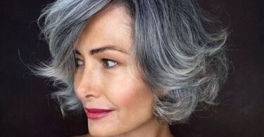 Cortes de pelo para mujeres de más de 50 años que las hace ver de 40