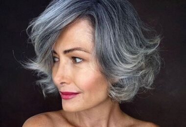Cortes de pelo para mujeres de más de 50 años que las hace ver de 40
