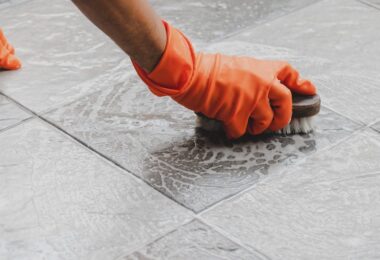Limpiando azulejos para que no se rayen