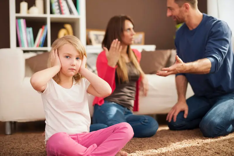 Evita conversaciones incómodas frente a tus hijos