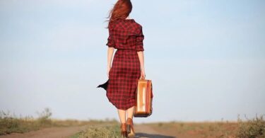 Mujer caminando con su maleta