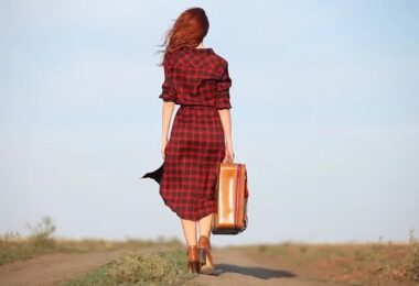Mujer caminando con su maleta