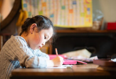 Niña japonesa estudiando