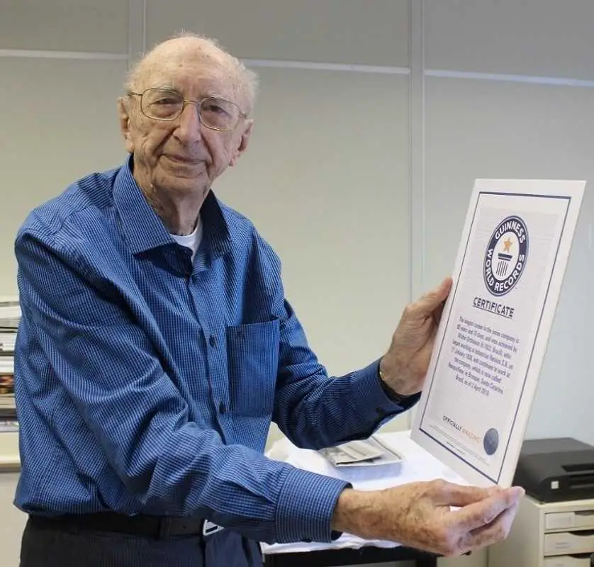 Walter Orthmann mostrando su certificado del record mundial
