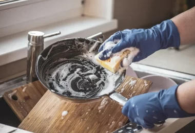 Lavar platos con agua caliente y sus ventajas