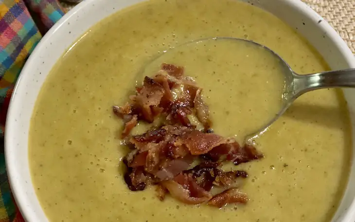 sopa cremosa de brócoli con tocino sin lácteos sin gluten servida en plato redondo