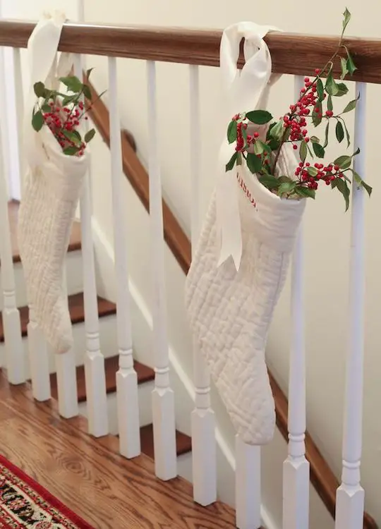 calcetines de navidad colgados en la escalera