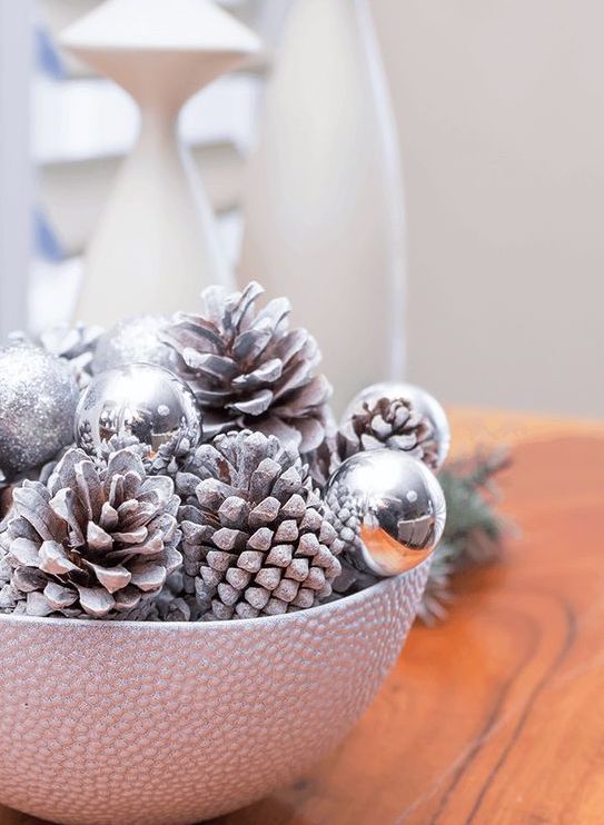 tazón navideño con pinos y esferas