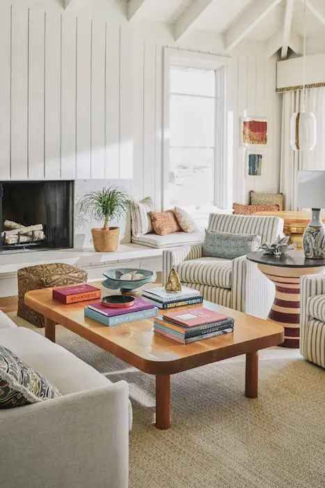 espacio que muestra ideas de decoración con mesa de café y libros