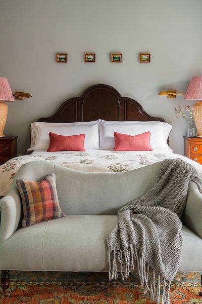 ideas fáciles de decoración en recámara con cuadros sobre la cama matrimonial