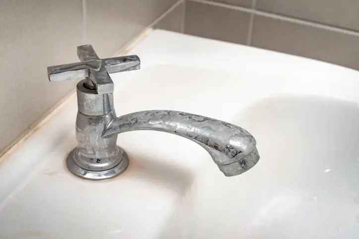 Cómo eliminar manchas de agua dura