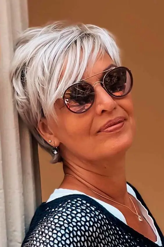 mujer con pelo corto y canas lentes oscuros