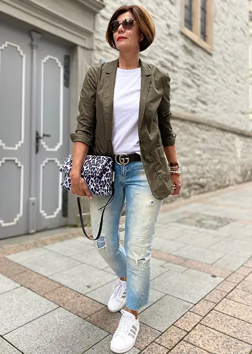 mujer mayor vistiendo un blazer con jeans
