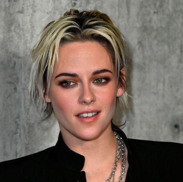 kristen stewart pelo corto rubio mujer sonriendo saco negro