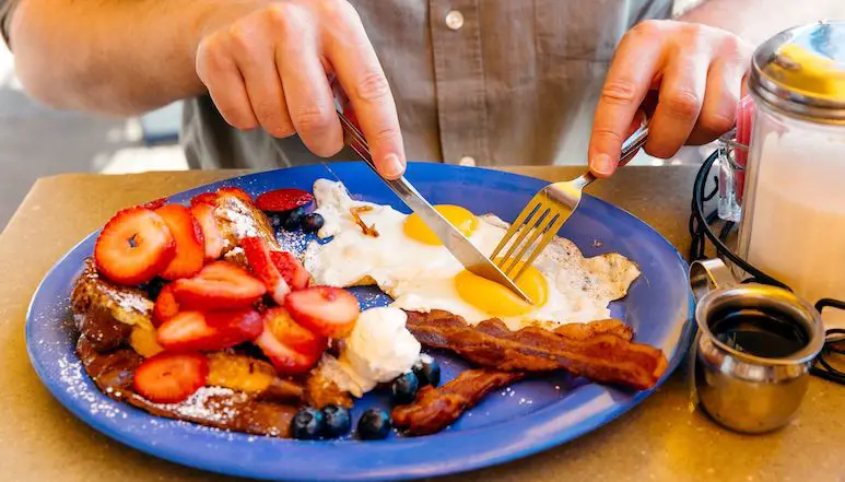 desayunos huevos tocino fresas 