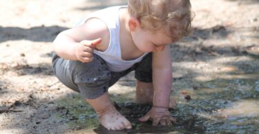 Niño jugando en la tierra