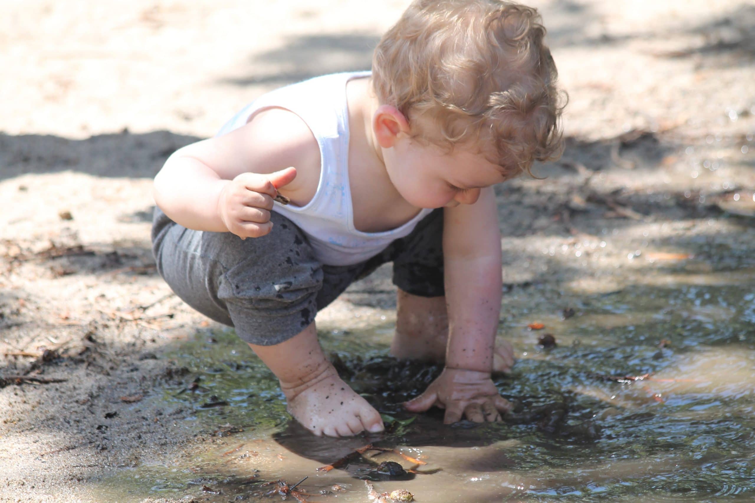 Niño jugando en la tierra